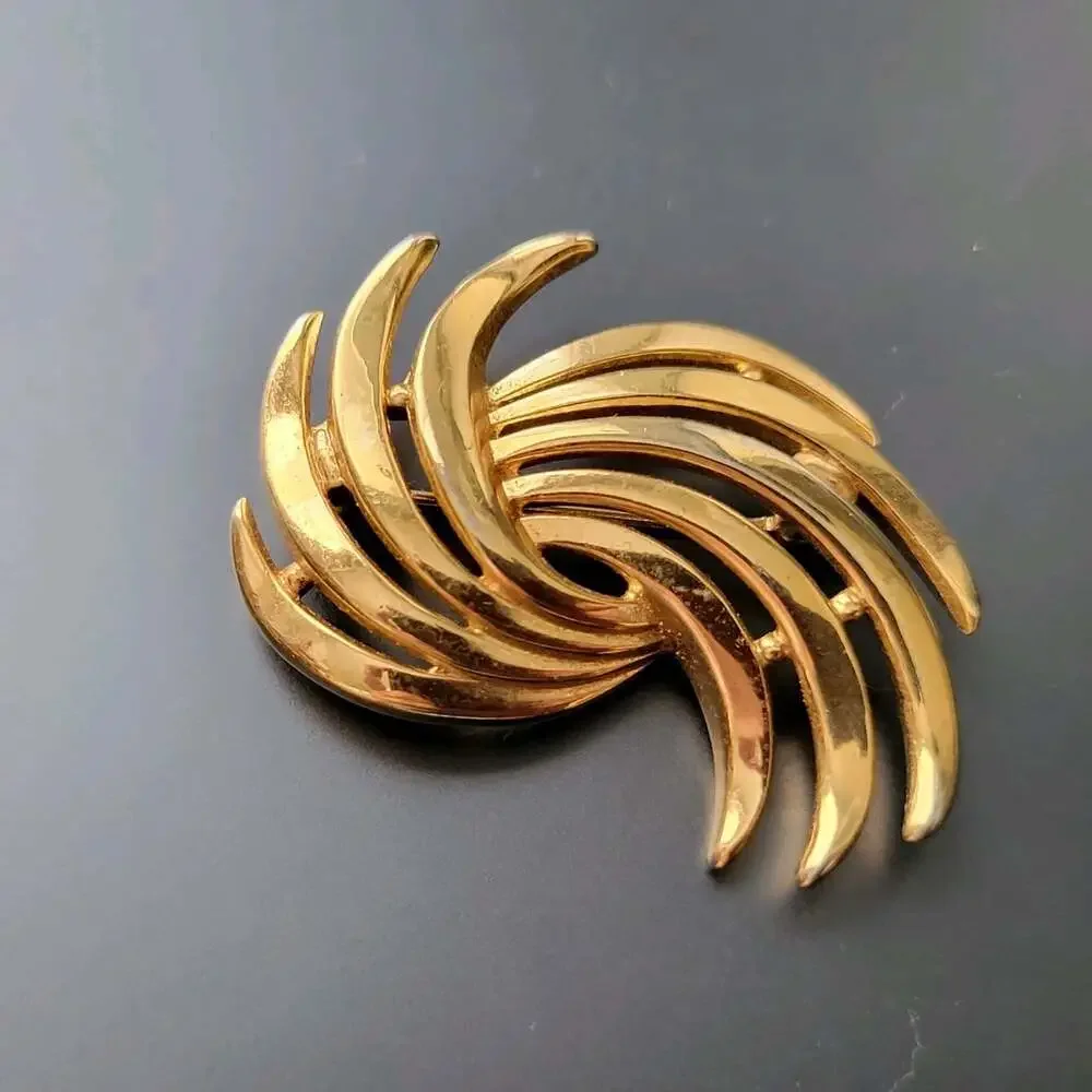 Trifari Brooch Signed Vintage Swirl Gold Tone 1.75
